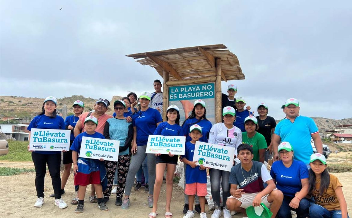 Jovenes-de-Santa-Marianita-se-organizan-como-Guarda-Playas-para-educar-a-la-comunidad